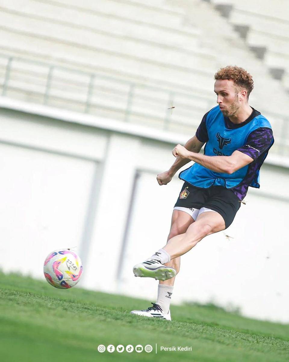 Ze Valente saat berlatih dengan tim Persik Kediri. Instagram.com/persikfcofficial
