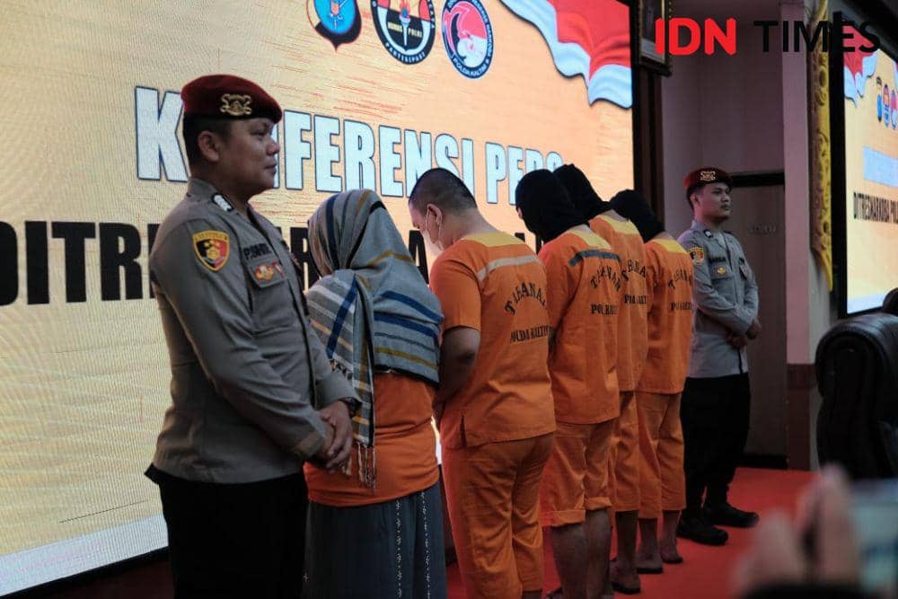 Lima orang ditetapkan sebagai tersangka dalam operasi yang dilakukan Ditresnarkoba Polda Kaltim. (IDN Times / Erik Alfian)