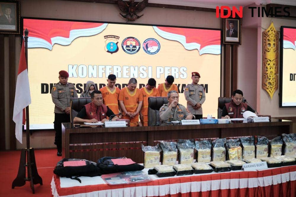 Konferensi pers pengungkapan kasus peredaran narkoba di Provinsi Kaltim oleh Ditresnarkoba Polda Kaltim, Kamis (13/2/2025). (IDN Times/Erik Alfian)