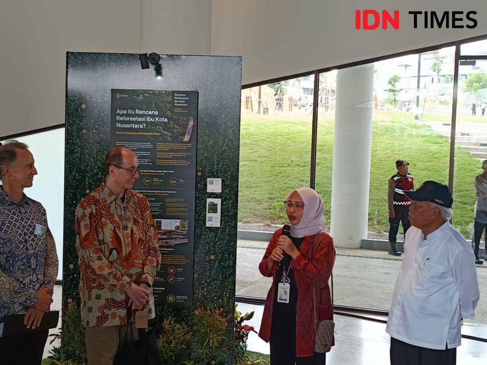 Deputi Bidang Lingkungan Hidup dan Sumber Daya Alam Otorita IKN Myrna Asnawati Safitri (dua kanan), saat memberikan penjelasan terkait rencana kebijakan lingkungan di kawasan IKN. (IDN Times / Erik Alfian)