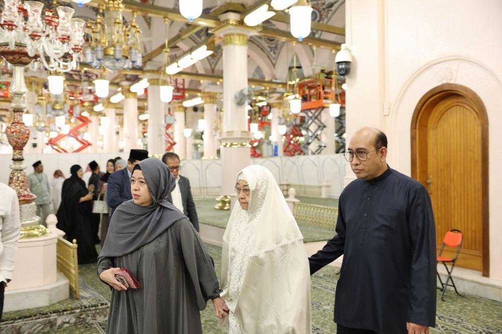 Megawati Ziarah ke Makam Rasulullah dan Salat Taubat di Masjid Nabawi