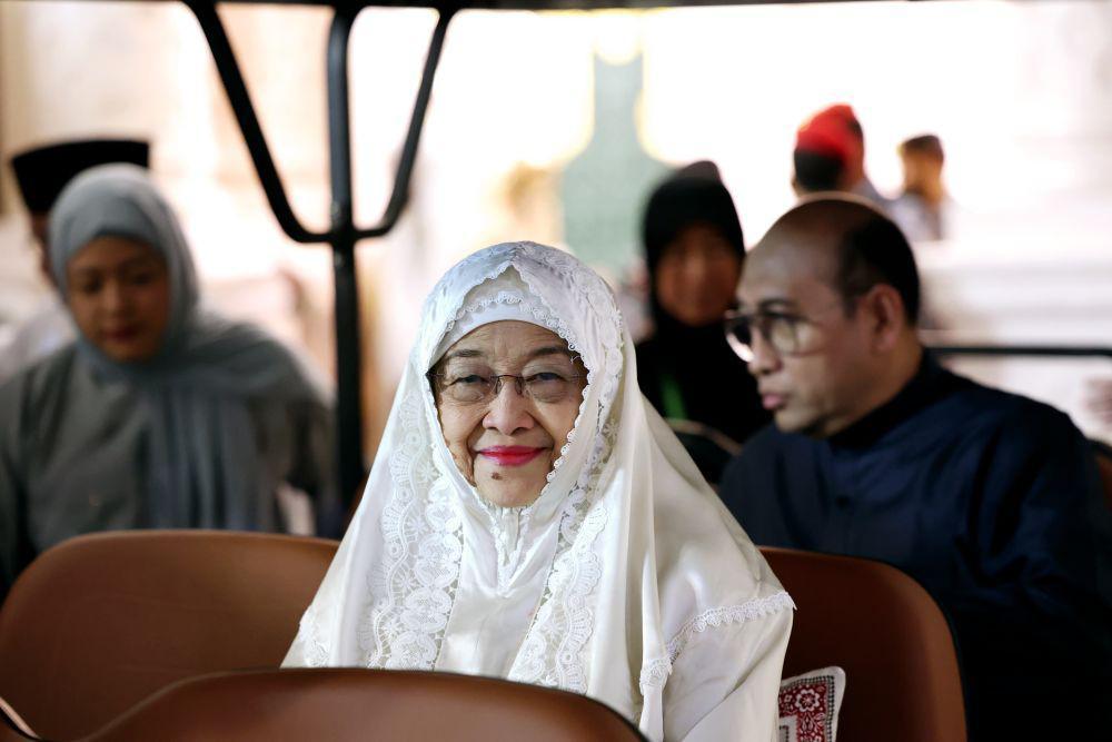 Potret Megawati Pakai Hijab saat Umrah dan Bertemu Pangeran Abu Dhabi