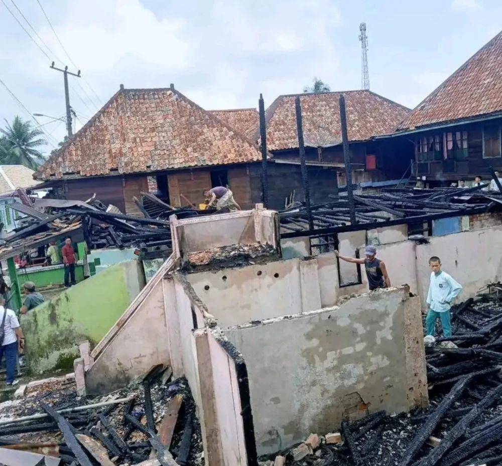 Kebakaran di Lahat menghangatkan dua unit rumah. (Dok. Warga)