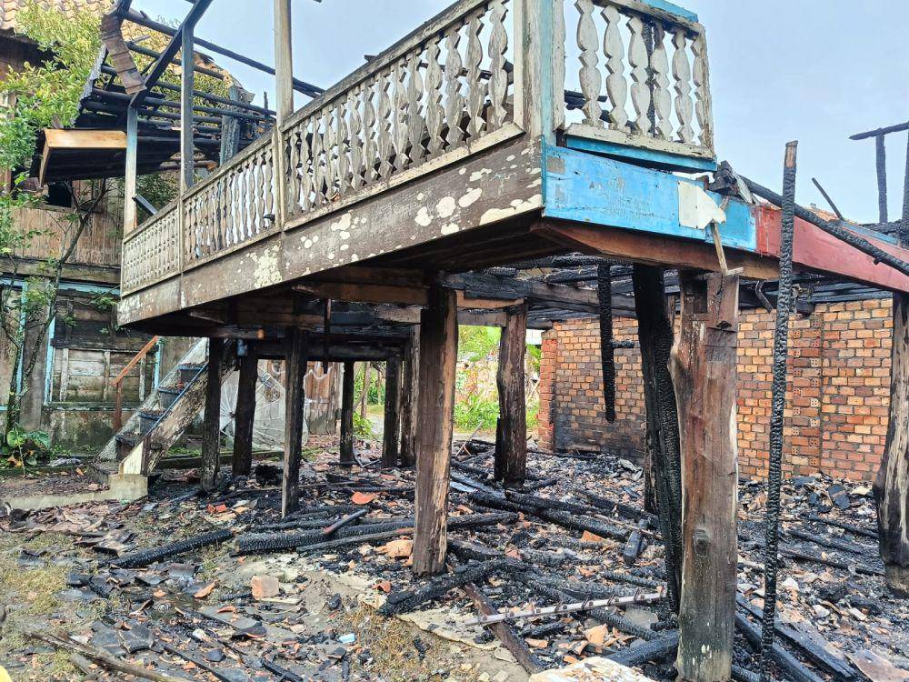 Kebakaran rumah di Sungai Keruh Muba. (Dok. Camat Sungai Keruh)
