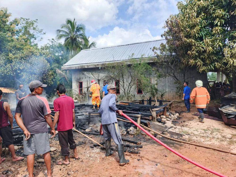 Warga dan petugas gotong royong memadamkan api. (Dok. Humas Polres Lahat)