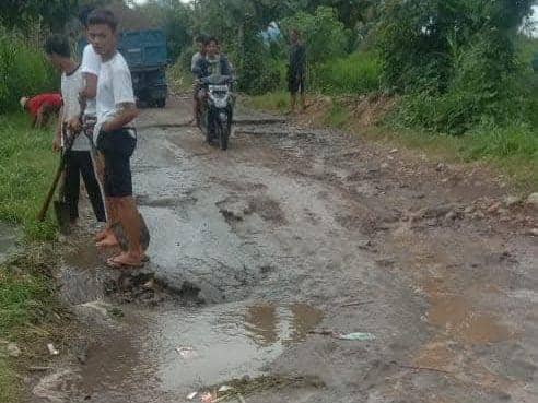Jalan Terara-Santong mengalami kerusakan parah (Facebook/Hai Lotim)