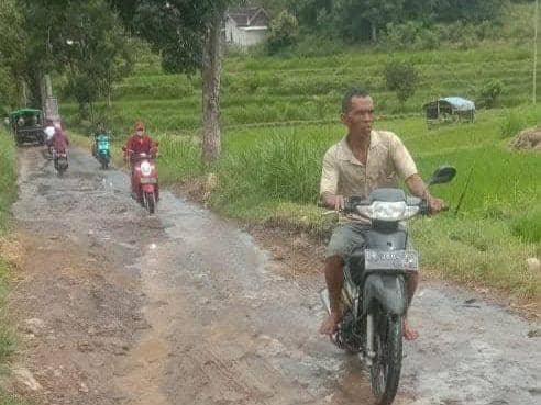 Efisiensi Anggaran Mengancam Renovasi Jalan Rusak di Lombok Timur