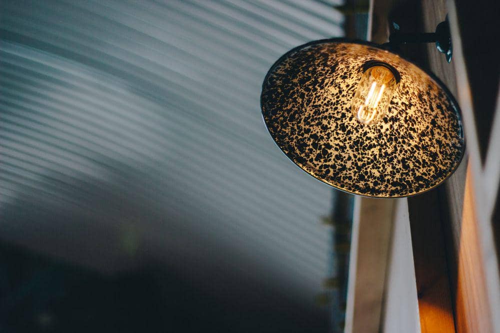 ilustrasi lampu rumah (freepik.com/wirestock)