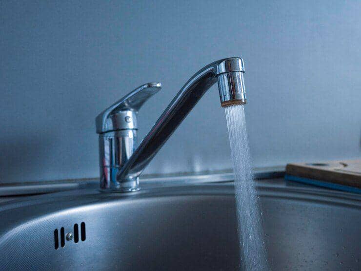ilustrasi kran air yang menyala (freepik.com/Dmitrijs Dmit)