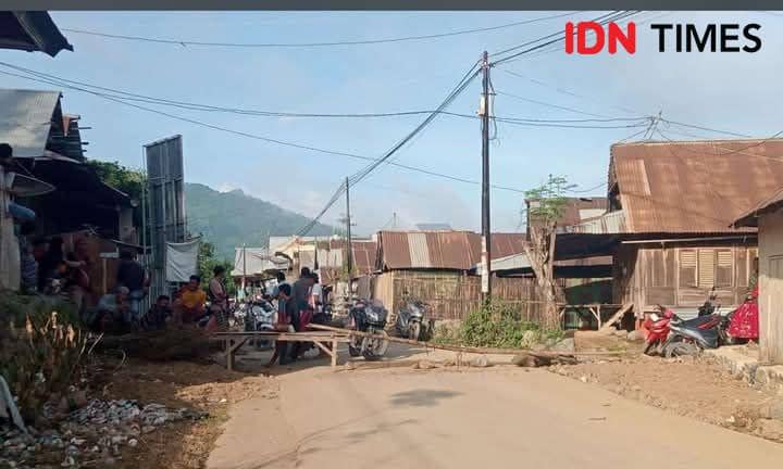 Foto kondisi jalan di Desa Lido saat ditutup warga (Dok/Istimewa)