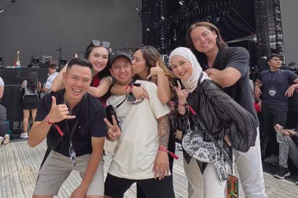 7 Potret Cut Meyriska dan Geng Nonton Konser Maroon 5 di Malaysia