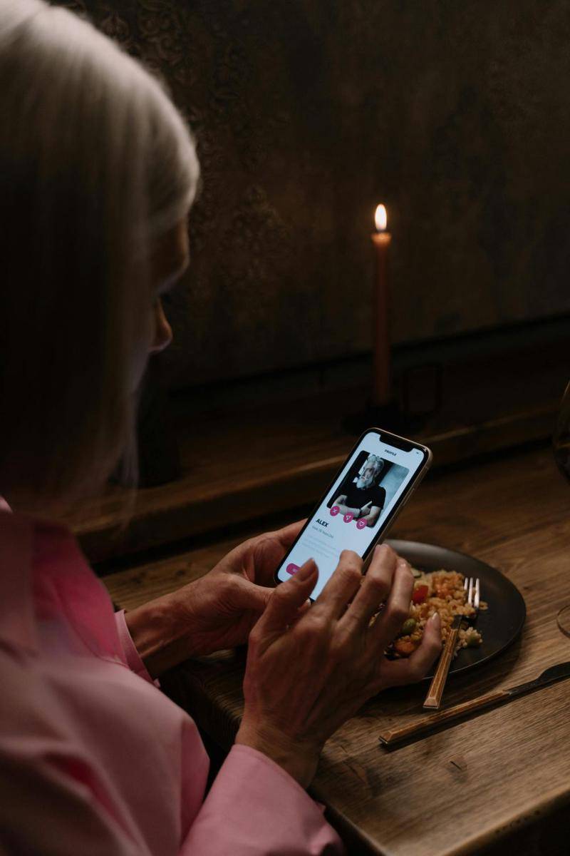 Seorang wanita main aplikasi dating (pexels.com/cottonbro studio)