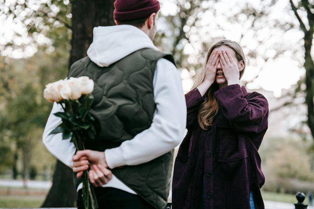 Seorang wanita yang diberikan bunga (pexels.com/Katerina Holmes)