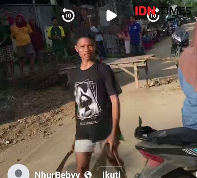 Tangkapan layar saat keluarga korban bawa parang cegat kendaraan melintasi jalan yang ditutup (Dok/Istimewa)