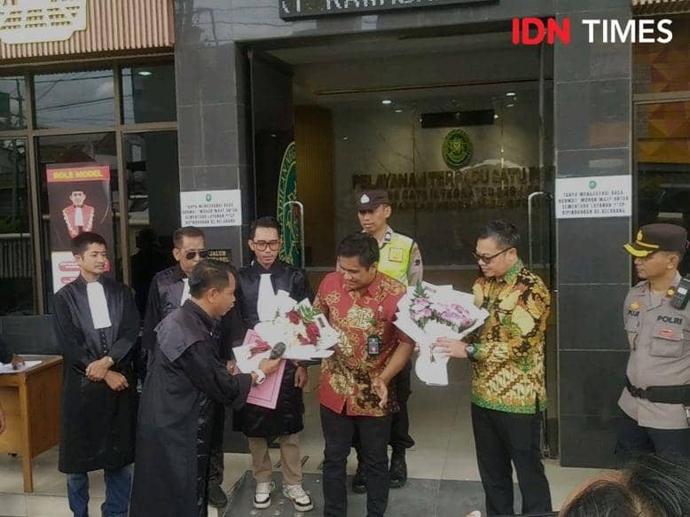 Ketua PN Purwokerto Eddy Daulayta Sembiring (batik merah) saat menerima bunga simbol keprihatinan, Kamis (13/2/2025).(IDN Times/Cokie Sutrisno)