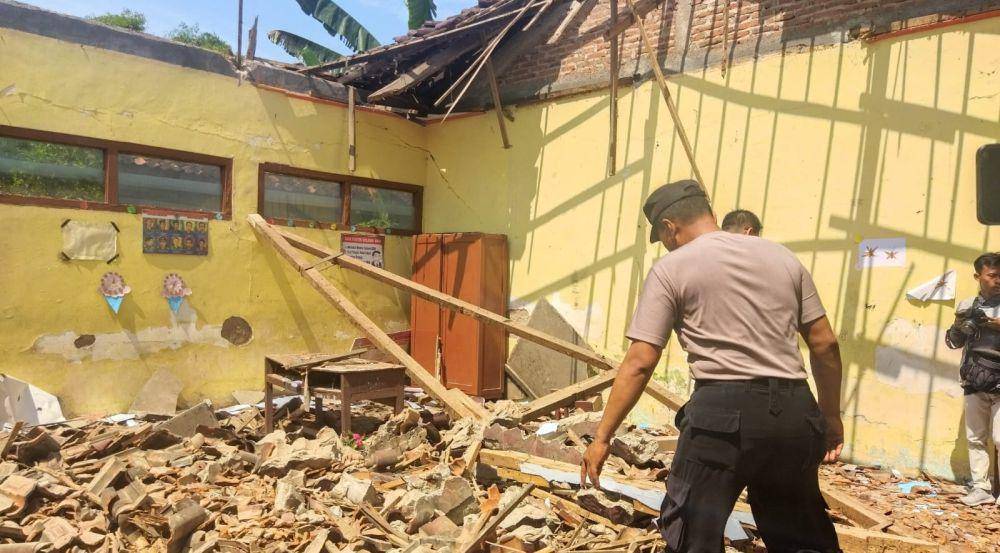 Atap sekolah di SD Negeri Ngelang 1 di Desa Ngelang, Kecamatan Kartoharjo, Kabupaten Magetan roboh. IDN Times/ Riyanto.