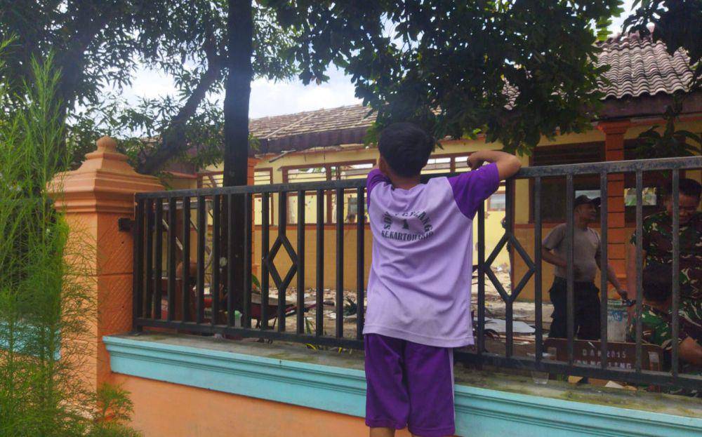 Atap sekolah di SD Negeri Ngelang 1 di Desa Ngelang, Kecamatan Kartoharjo, Kabupaten Magetan roboh. IDN Times/ Riyanto.
