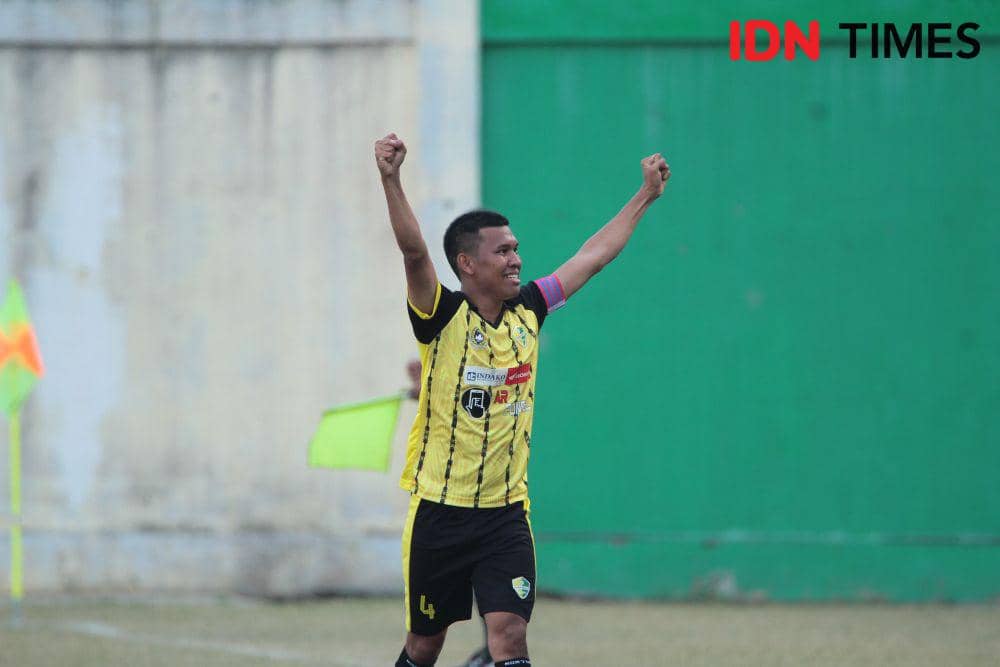 Pemain Satria Muda merayan gol ke gawang Gunungsitoli Khoda FC di Stadion Mini Pancing, Kamis (13/2/2025) pada laga pembuka Liga 4 (IDN Times/Doni Hermawan)