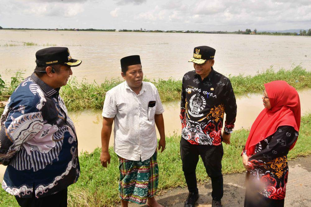 Fadjry Djufry Janjikan Bantuan Benih untuk Petani Terdampak Banjir