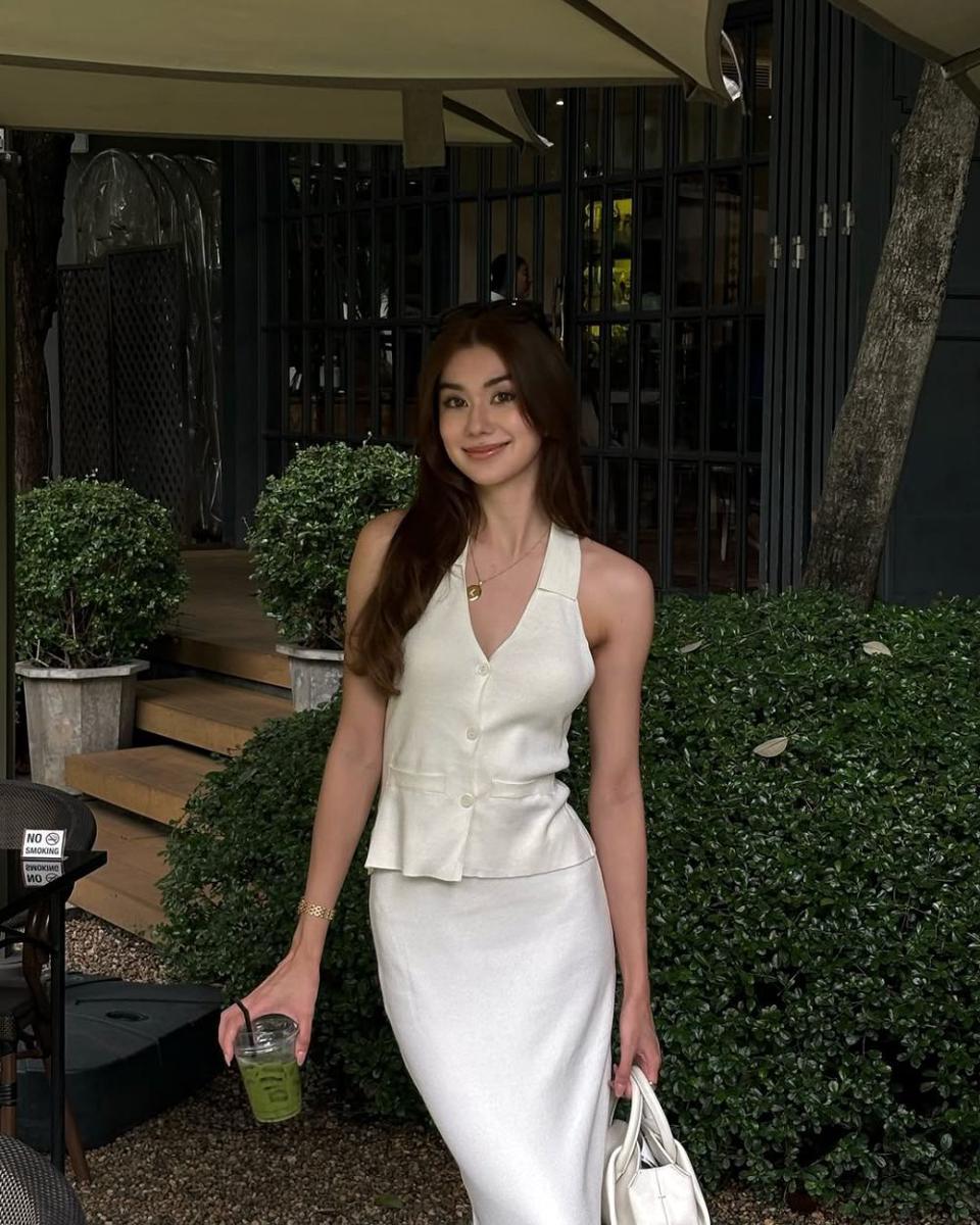 potret ide OOTD pakai skirt buat ke kantor hingga hangout ala Lorena Schuett (instagram.com/lalinalena)