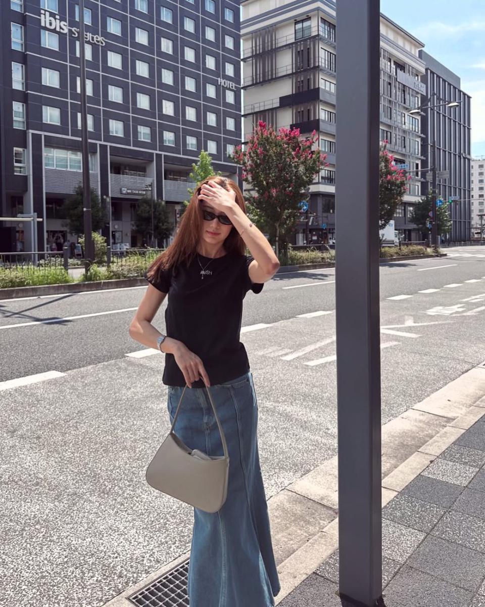 potret ide OOTD pakai skirt buat ke kantor hingga hangout ala Lorena Schuett (instagram.com/lalinalena)