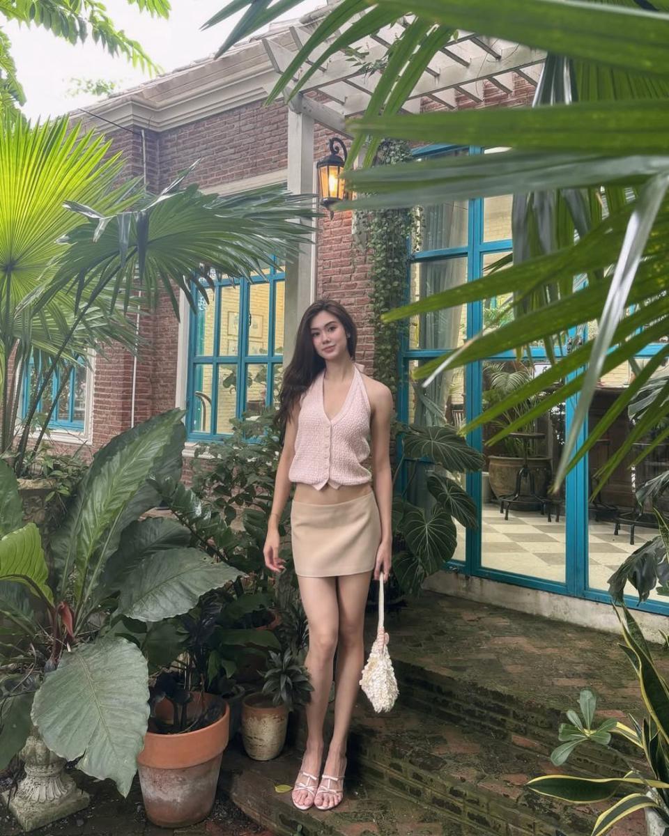 potret ide OOTD pakai skirt buat ke kantor hingga hangout ala Lorena Schuett (instagram.com/lalinalena)