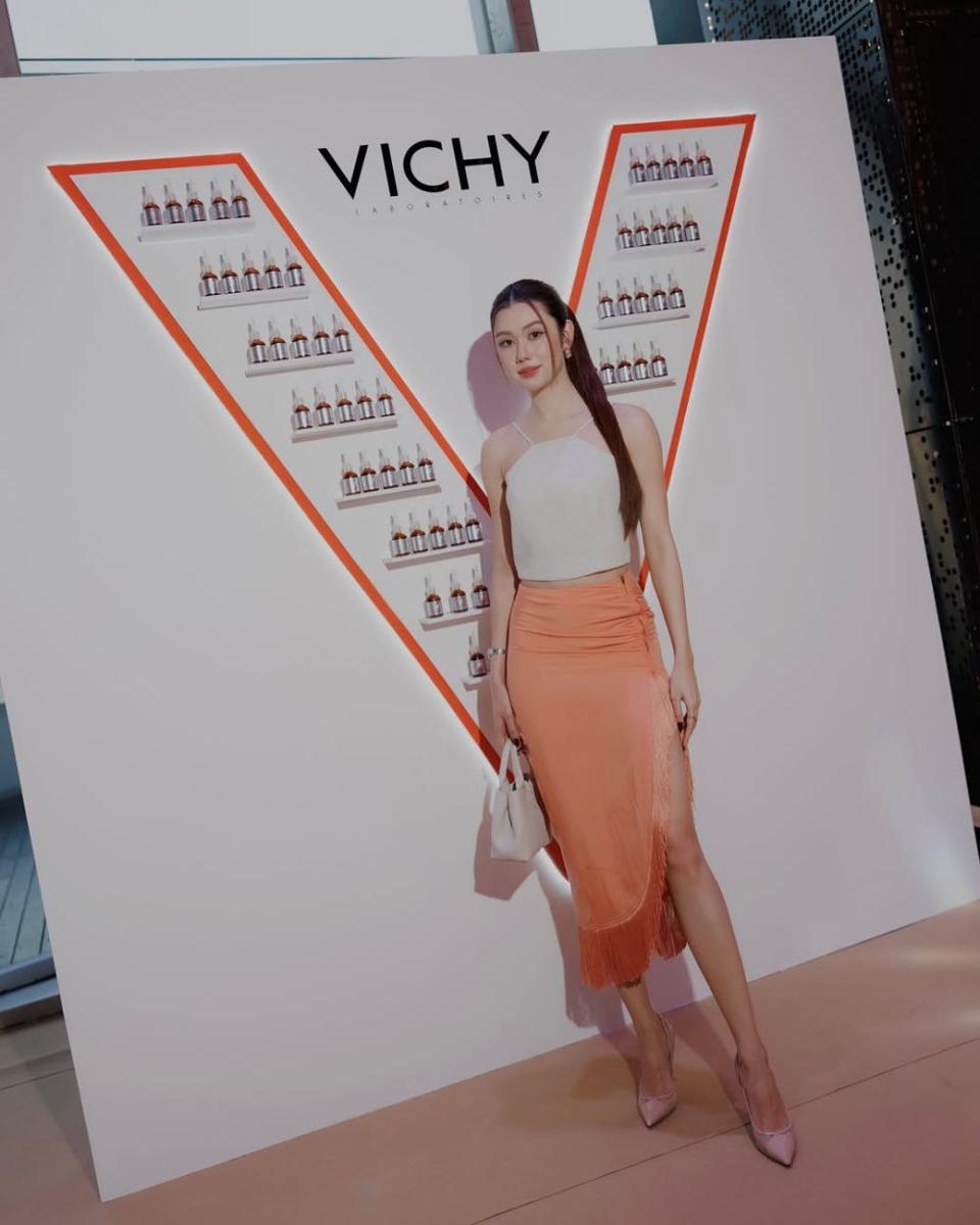 potret ide OOTD pakai skirt buat ke kantor hingga hangout ala Lorena Schuett (instagram.com/lalinalena)