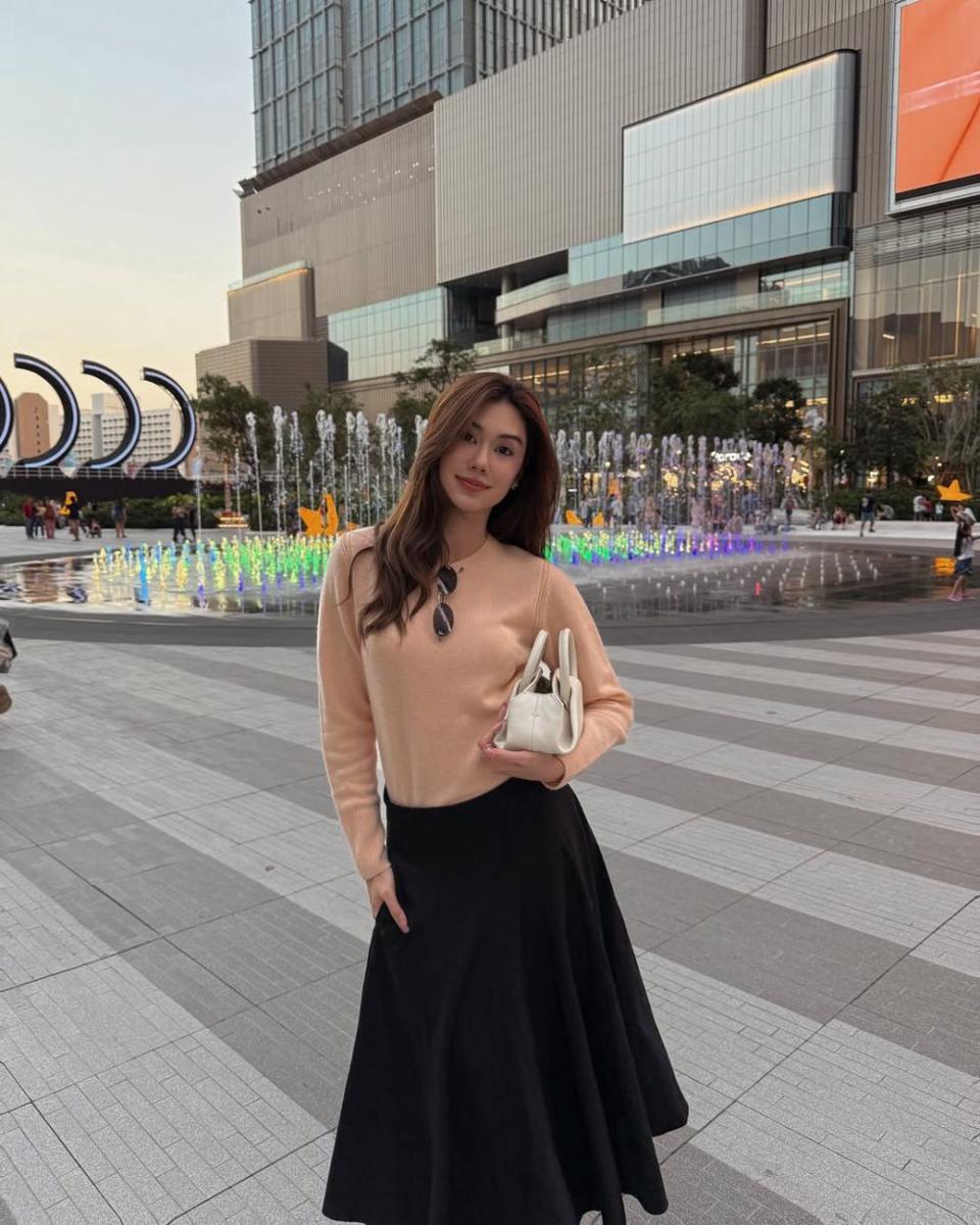potret ide OOTD pakai skirt buat ke kantor hingga hangout ala Lorena Schuett (instagram.com/lalinalena)