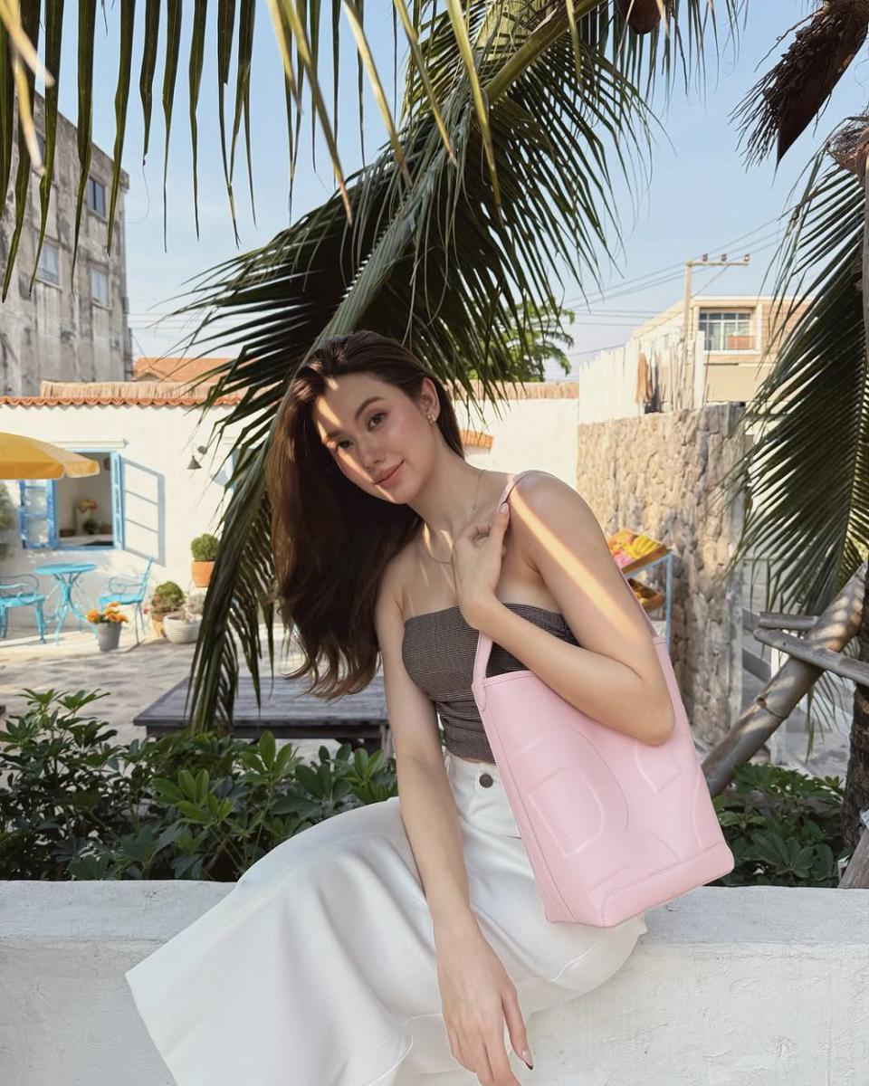 potret ide OOTD pakai skirt buat ke kantor hingga hangout ala Lorena Schuett (instagram.com/lalinalena)