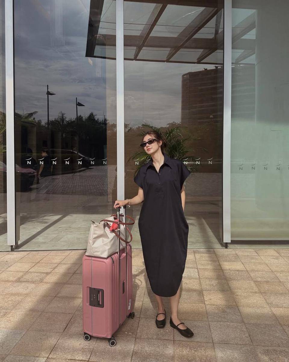 potret ide OOTD serba hitam pakai pants hingga dress ala Lorena Schuett (instagram.com/lalinalena)