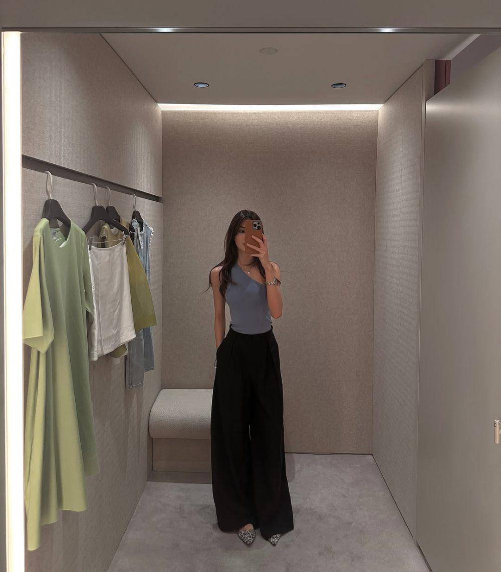 potret ide OOTD smart casual look pakai long pants ala Lorena Schuett (instagram.com/lalinalena)