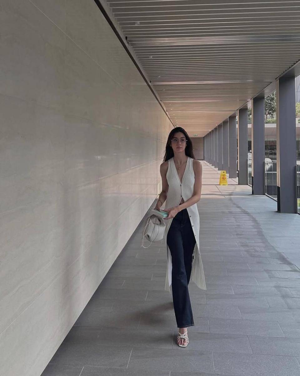 potret ide OOTD smart casual look pakai long pants ala Lorena Schuett (instagram.com/lalinalena)