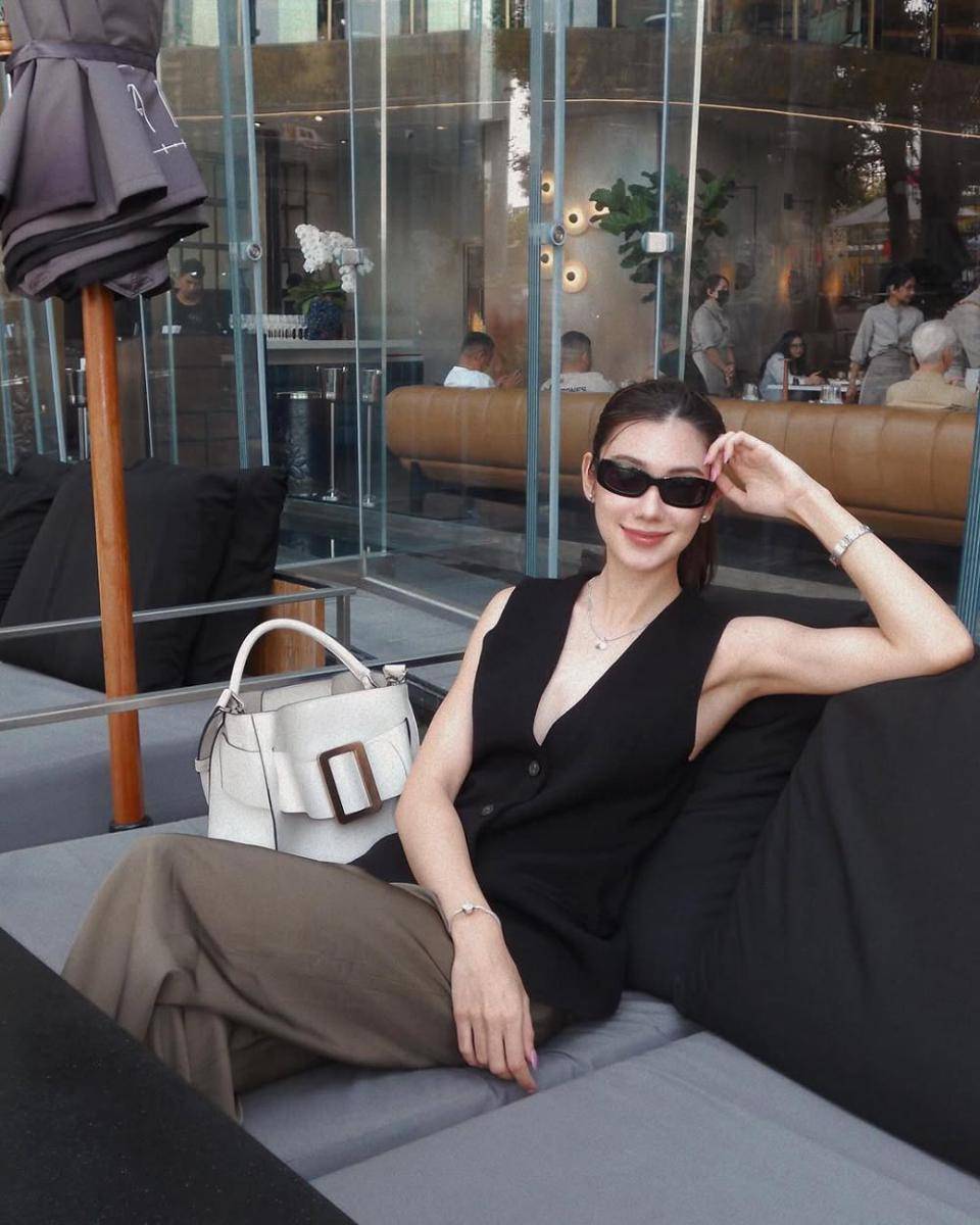 potret ide OOTD smart casual look pakai long pants ala Lorena Schuett (instagram.com/lalinalena)
