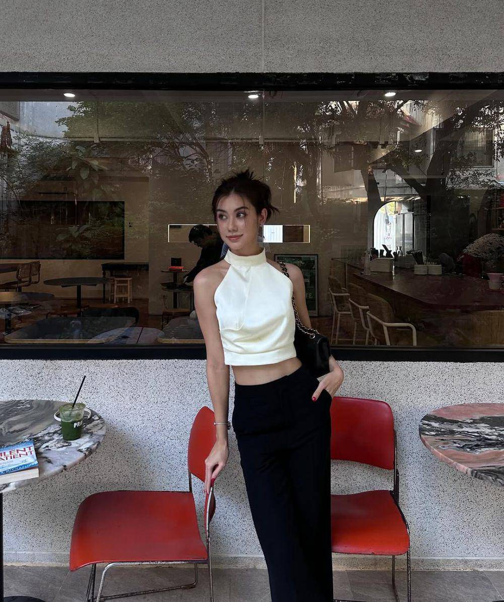 potret ide OOTD smart casual look pakai long pants ala Lorena Schuett (instagram.com/lalinalena)