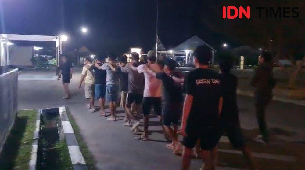Oknum warga di Sambas melakukan pencurian TBS kelapa sawit. (IDN Times/istimewa)