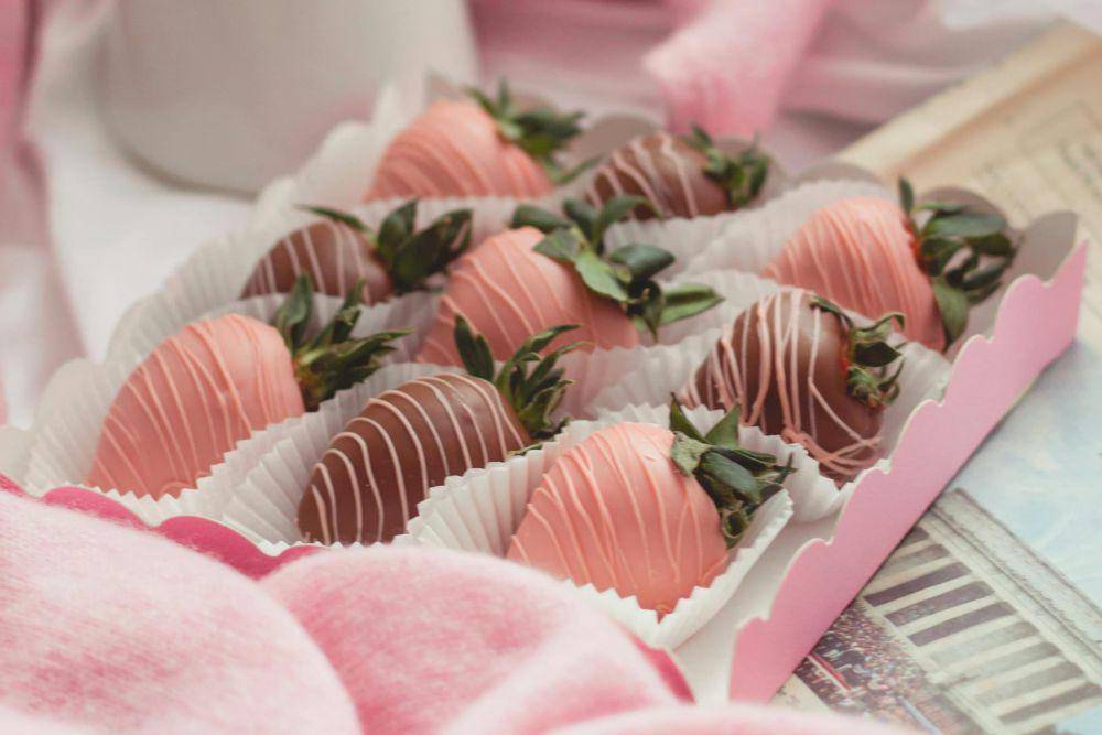 ilustrasi cokelat praline isi strawberry (pexels.com/alesia-talkachova)