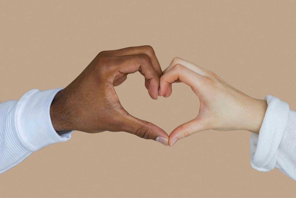 ilustrasi love hand (pexels.com/artem podrez)