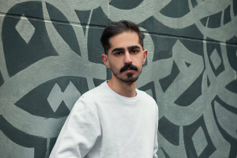 ilustrasi model kumis pria kekinian (pexels.com/mehrab zahedbeigi)