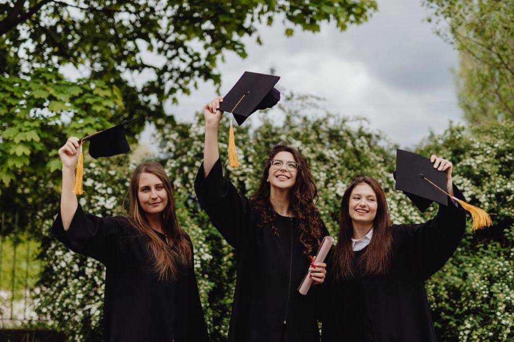 ilustrasi fresh graduate (pexels.com/Photo By: Kaboompics.com)