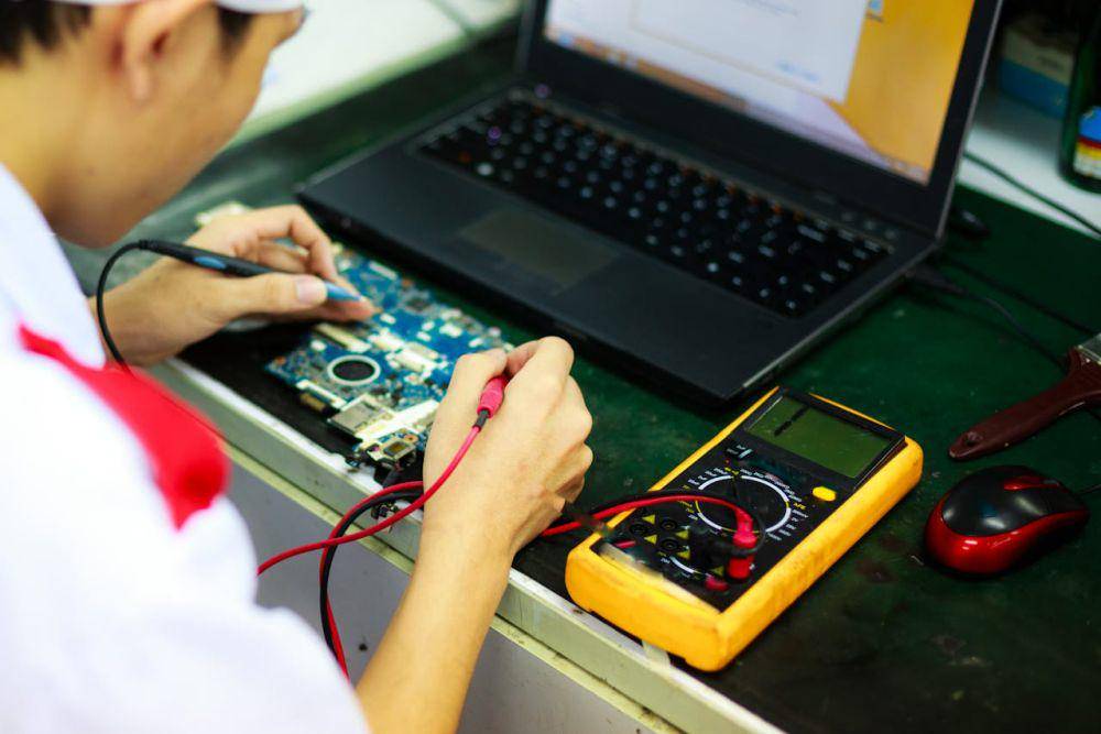 ilustrasi servis laptop (pexels.com/Quang Nguyen Vinh)