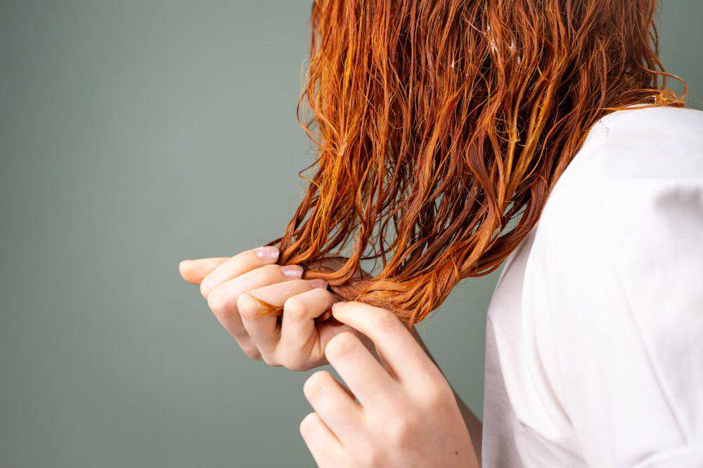 ilustrasi mewarnai rambut (pexels.com/Beyzanur K.)