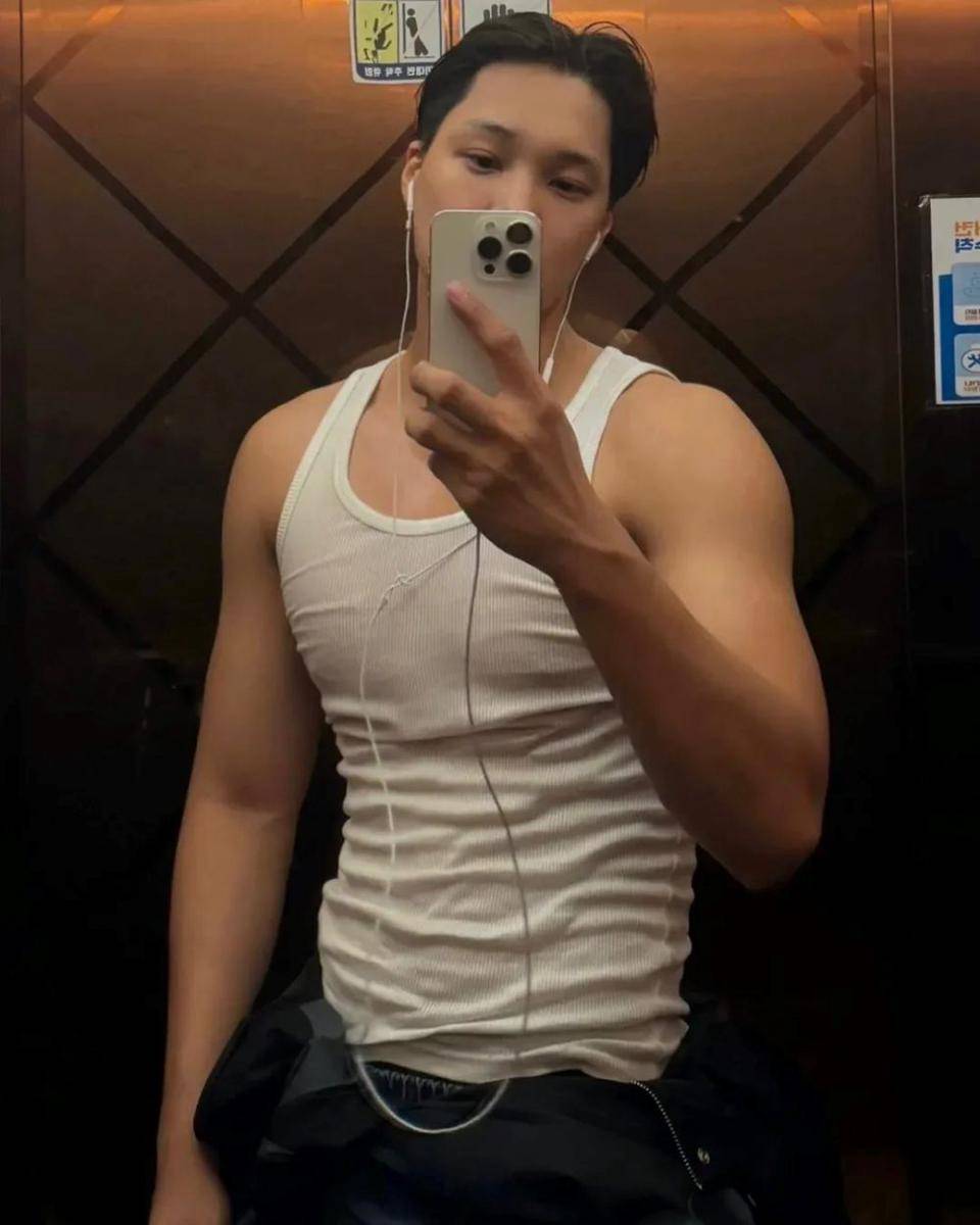 KAI EXO (weverse.io/exo)
