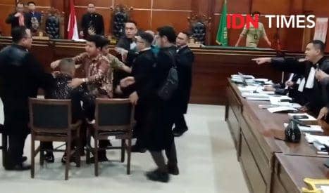 Kericuhan di ruang sidang PN Jakarta Utara yang memicu keprihatinan advokat di Banyumas.(IDN Times/Foto : Tangkapan layar)