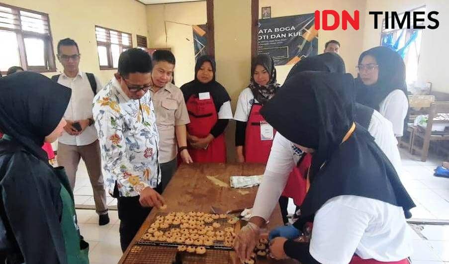 Deputi Alimuddin saat melakukan pengecekan kegiatan pelatihan kue dan roti beberapa waktu lalu (IDN Times/Ervan)