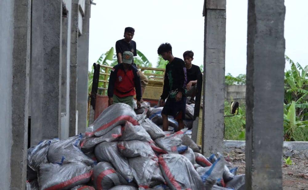 1.200 Sandbag FABA Dikirim PLN ke Lokasi Banjir di Semarang