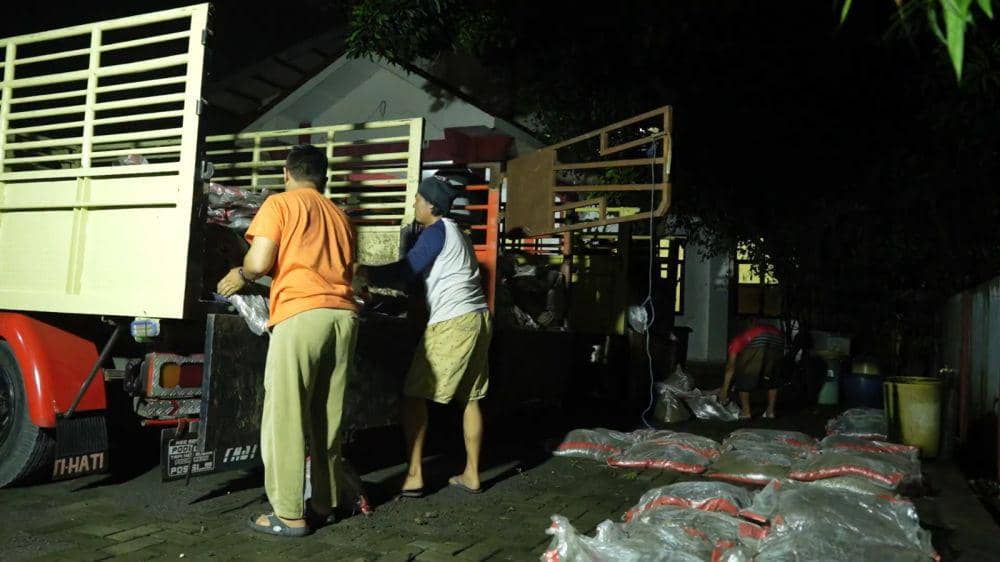 PT PLN (Persero) Unit Induk Distribusi (UID) Jawa Tengah dan DIY terlibat dalam penanganan banjir di Kota Semarang dengan mengirimkan sebanyak 1.200 sandbag Fly Ash Bottom Ash (FABA) dikirim ke Kecamatan Genuk dan Kecamatan Tugu. (Dok. PLN)