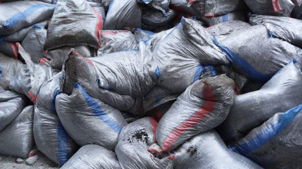 PT PLN (Persero) Unit Induk Distribusi (UID) Jawa Tengah dan DIY terlibat dalam penanganan banjir di Kota Semarang dengan mengirimkan sebanyak 1.200 sandbag Fly Ash Bottom Ash (FABA) dikirim ke Kecamatan Genuk dan Kecamatan Tugu. (Dok. PLN)