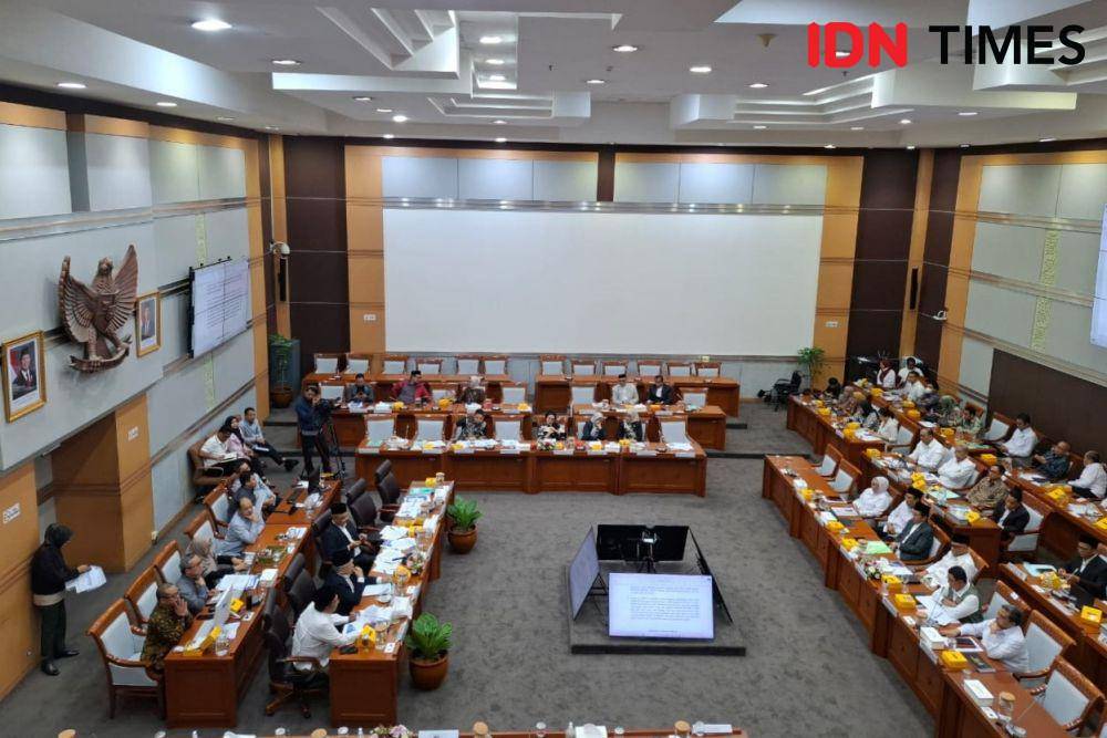 Rapat Kerja bersama Komisi VIII DPR RI di Kompleks Parlemen, Jakarta, Kamis (13/1/2025). (IDN Times/Amir Faisol)