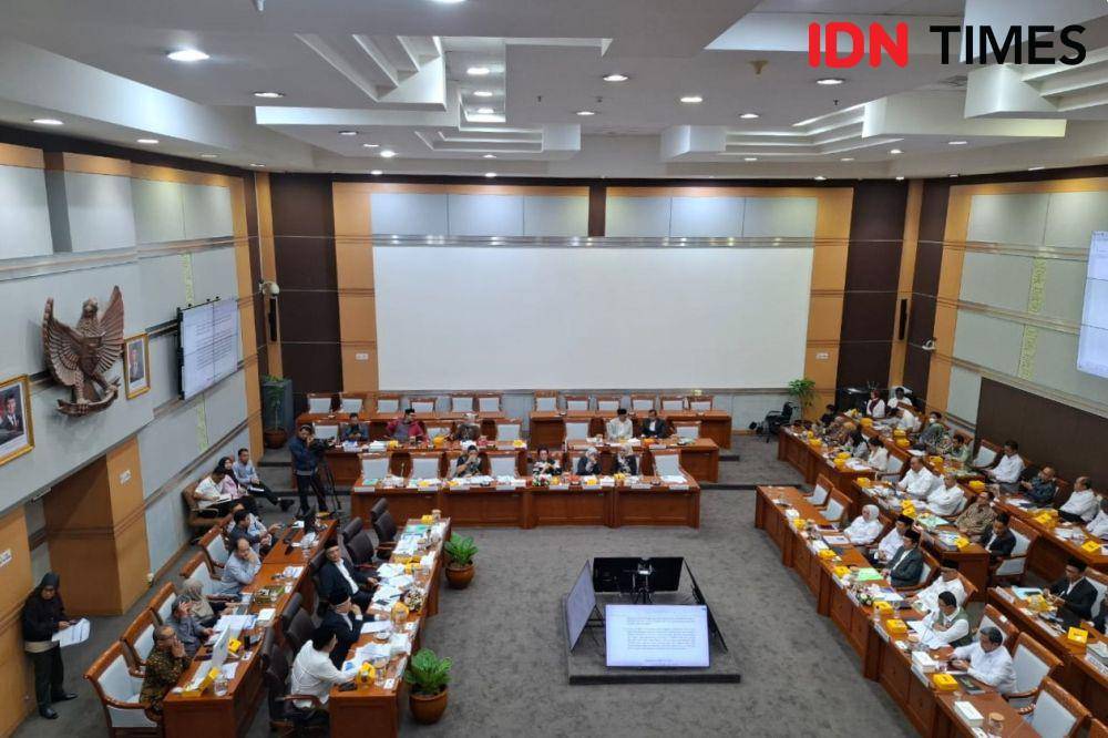 Rapat Kerja bersama Komisi VIII DPR RI di Kompleks Parlemen, Jakarta, Kamis (13/1/2025). (IDN Times/Amir Faisol)