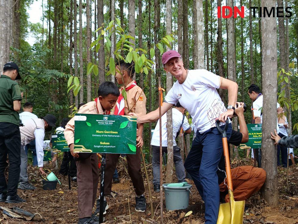 Kepala OIKN dan Duta Besar Menanam Pohon di IKN